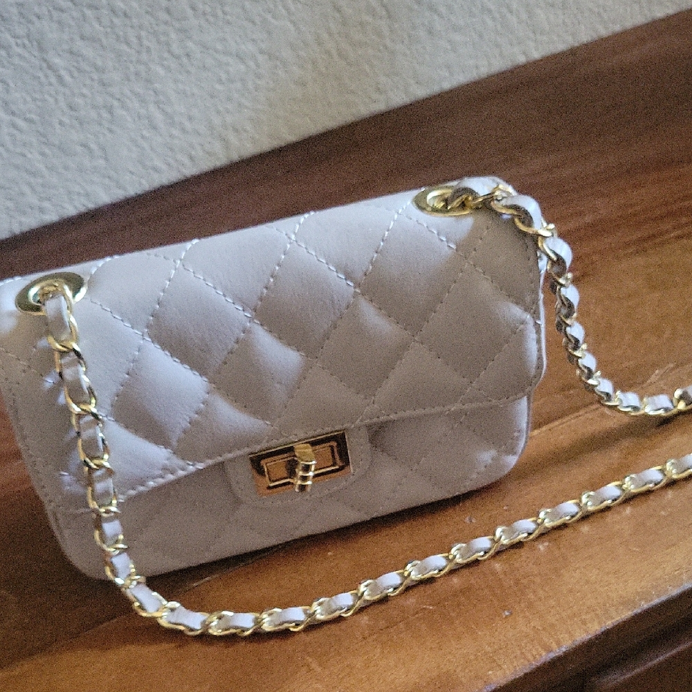 Lavoraziore Artigianale Luxurious Grey Leather Quilted Crossbody with Gold Chain
